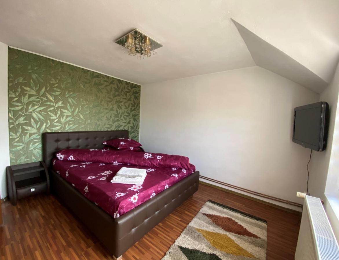 Micul Popas Hotel Novaci-Straini Exterior photo