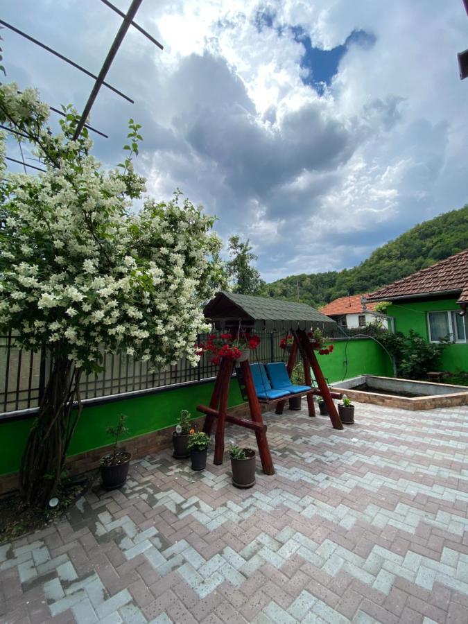 Micul Popas Hotel Novaci-Straini Exterior photo